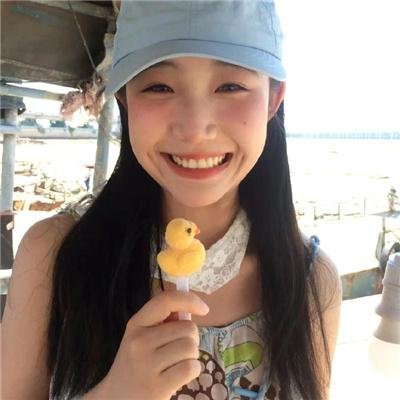 穿黄睡衣的女孩